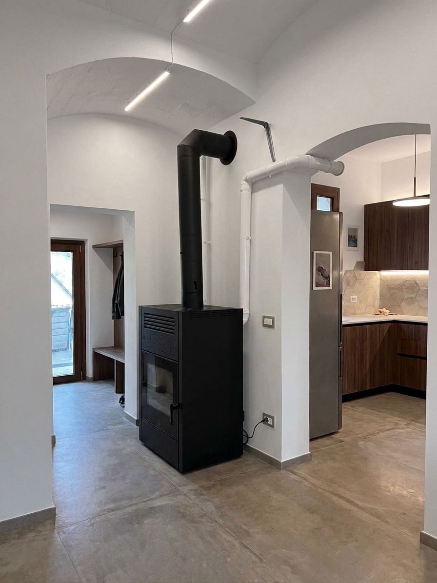 Stufa a pellet nera installata in una casa ristrutturata
